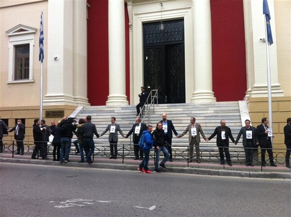 Δικηγόροι περικύκλωσαν το δικαστικό μέγαρο της Πάτρας σχηματίζοντας ανθρώπινη αλυσίδα