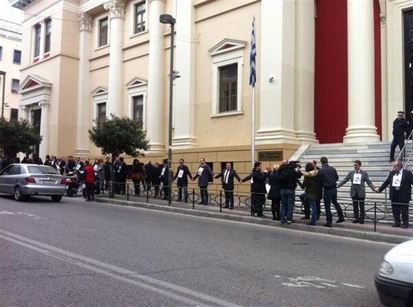 Δικηγόροι περικύκλωσαν το δικαστικό μέγαρο της Πάτρας σχηματίζοντας ανθρώπινη αλυσίδα