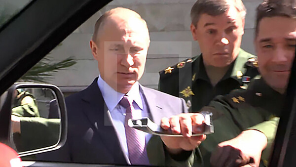 Η αμήχανη στιγμή που ο Πούτιν πήγε να επιθεωρήσει στρατιωτικό τζιπ και έμεινε με το χερούλι στο χέρι