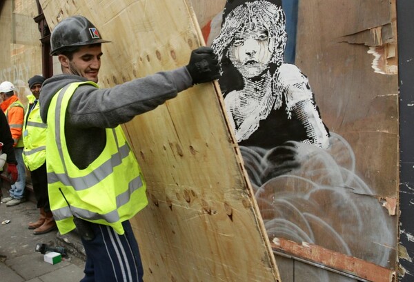 Νέο έργο του Banksy έκανε την εμφάνισή του, απέναντι από την Γαλλική πρεσβεία στο Λονδίνο