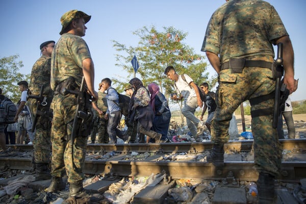 Οι αρχές των Σκοπίων επιτίθενται με σκυλιά στους πρόσφυγες