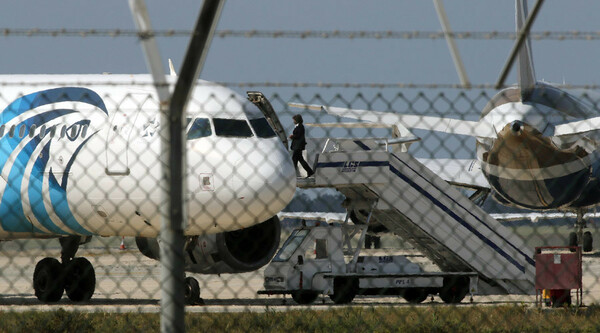 Κύπρος-Αεροπειρατεία: Μία γυναίκα μεταφέρεται στο αεροδρόμιο για να συνομιλήσει με τον αεροπειρατή