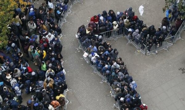 H Eλλάδα ανέβαλε την επαναπροώθηση μεταναστών στην Τουρκία μέχρι την Παρασκευή