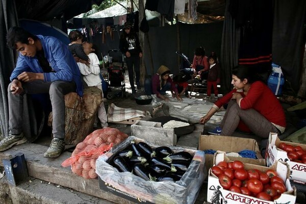 Reuters: Οι πρόσφυγες στήνουν μικρές επιχειρήσεις στην Ειδομένη για να επιβιώσουν