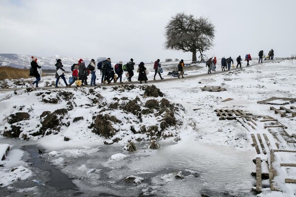 Το οδοιπορικό των προσφύγων στην καρδιά του χειμώνα