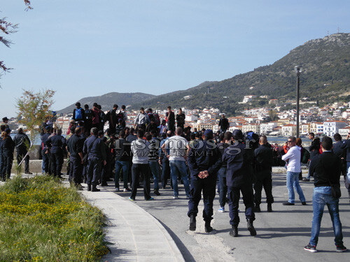 Ξεσηκώθηκαν οι πρόσφυγες στη Σάμο- Πάνω από 500 άτομα αποχώρησαν από το hotspot