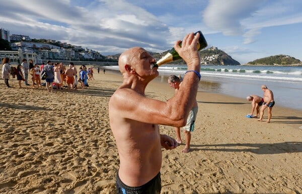 Santa on the beach: Πρωτοχρονιά στις παραλίες όλου του κόσμου