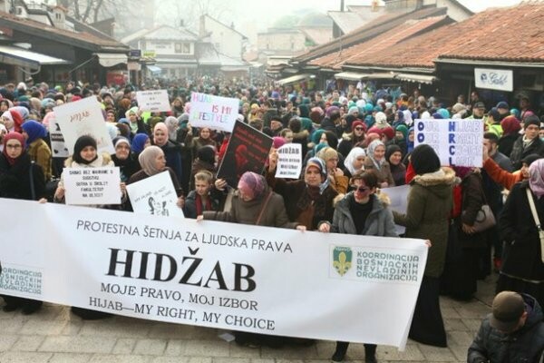 Βοσνία: Γυναίκες διαδήλωσαν για την απαγόρευση της μαντίλας στα δικαστήρια