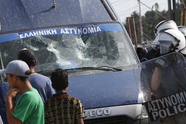 Τι λέει η ΕΛΑΣ για τον σοβαρό τραυματισμό του πρόσφυγα από αστυνομική κλούβα στην Ειδομένη