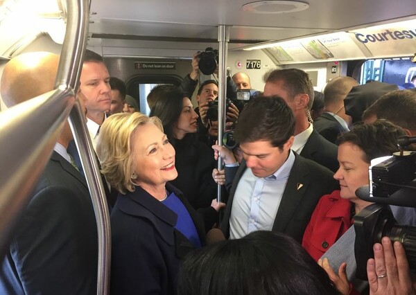 Η Χίλαρι Κλίντον πήρε το μετρό στη Νέα Υόρκη για να δείξει προσιτή, αλλά προκάλεσε ένα μίνι χάος