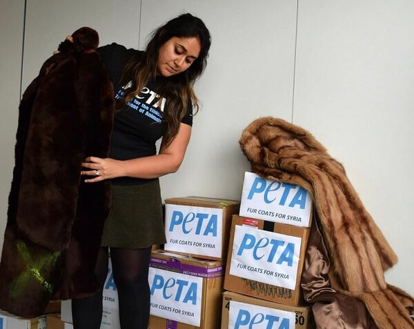 Η Peta δωρίζει εκατοντάδες γούνες σε πρόσφυγες και εξηγεί το γιατί