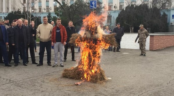 Διαδηλωτές άφησαν στην τουρκική πρεσβεία στη Μόσχα φέρετρο με ομοίωμα του Ερντογάν