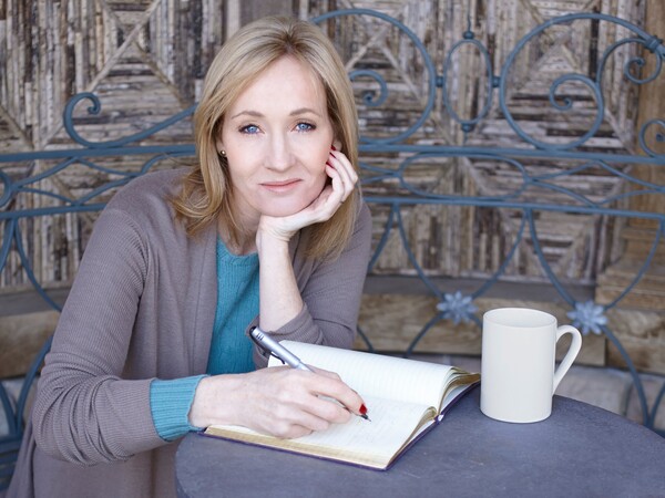 “Λυπούμαστε που σας απογοητεύουμε”: Η JK Rowling τουϊτάρει τις επιστολές απόρριψής της.