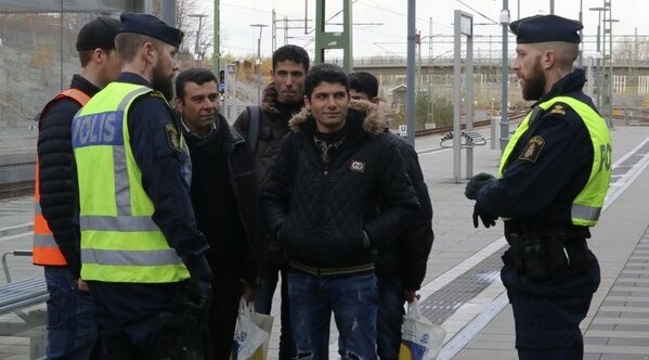 Σουηδία: Οργάνωση θέλει να κάνει στους έφηβους πρόσφυγες μαθήματα για το σεξ, τα δικαιώματα των ΛΟΑΤ και την ισότητα των φύλων