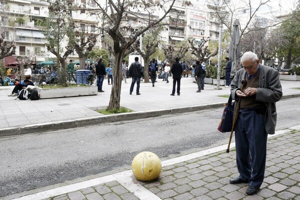 Έκτακτη εισφορά σε συντάξεις μελετά η κυβέρνηση