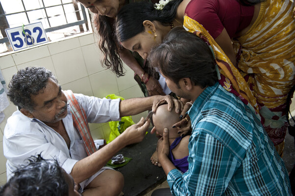 Πώς ένας Ινδουιστικός ναός έχει γίνει ο κορυφαίος προμηθευτής ανθρώπινων μαλλιών της Δύσης