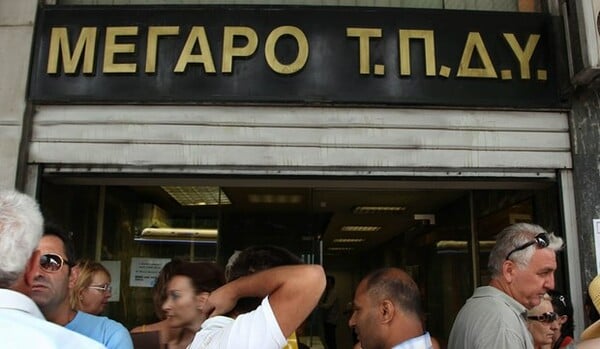 Άντρας στο κέντρο της Αθήνας απειλεί να αυτοκτονήσει με πριόνι