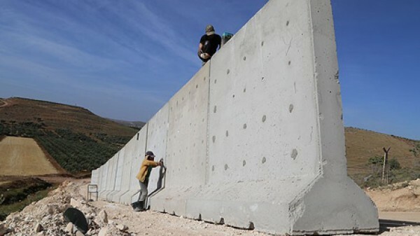 Η Τουρκία χτίζει τείχος 82 χλμ. στα σύνορα με την Συρία