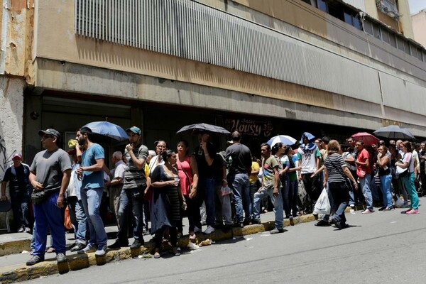 Απόλυτο χάος στη Βενεζουέλα- Λεηλατούν μαγαζιά για τρόφιμα, αλεύρι, σαμπουάν μέχρι και εσώρουχα