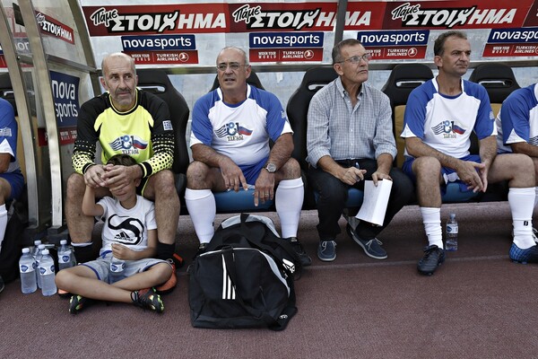 O Tσίπρας πήγε γήπεδο - Έπαιξε και ο Παππάς στο φιλικό