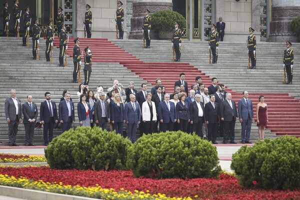 H Περιστέρα Μπαζιάνα στην Κίνα - Οι πρώτες φωτογραφίες της και το στιλ που επέλεξε σε επίσημη εκδήλωση