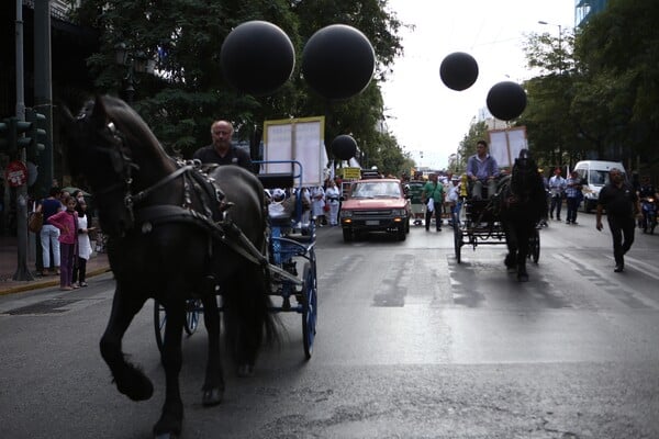 Με άλογα στο υπουργείο Υγείας η πορεία των γιατρών και των εργαζομένων του ΕΣΥ