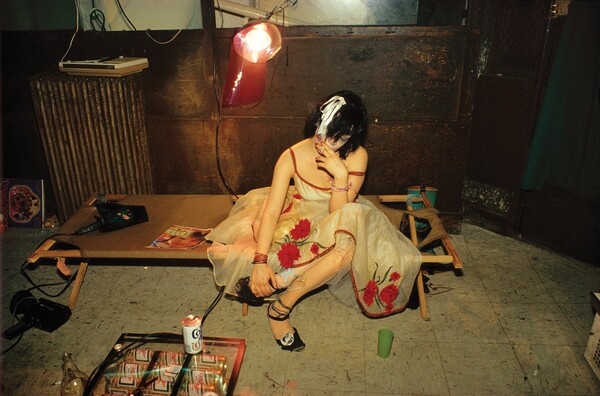 Τα θρυλικά πορτραίτα της Nan Goldin, από μια εποχή ποιητική και έκδοτη, εκτίθενται στο MoMA