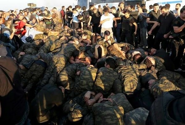 Γυμνοί, ξυλοκοπημένοι και δεμένοι χειροπόδαρα - Οι σκληρές φωτογραφίες από τις μαζικές συλλήψεις των Τούρκων στρατιωτών