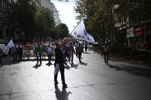 Με άλογα στο υπουργείο Υγείας η πορεία των γιατρών και των εργαζομένων του ΕΣΥ