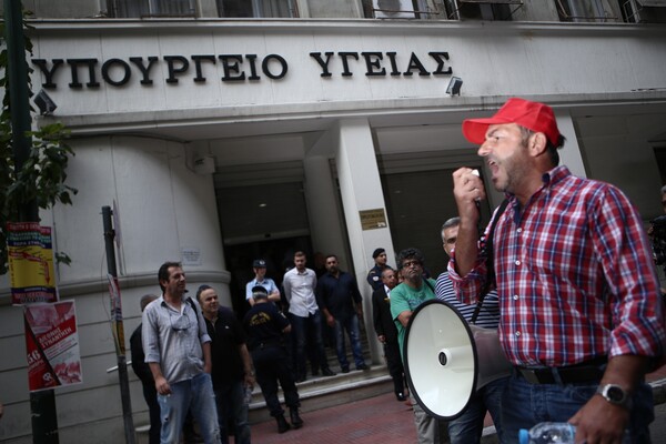 Με άλογα στο υπουργείο Υγείας η πορεία των γιατρών και των εργαζομένων του ΕΣΥ