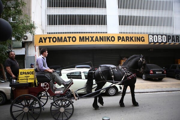 Με άλογα στο υπουργείο Υγείας η πορεία των γιατρών και των εργαζομένων του ΕΣΥ