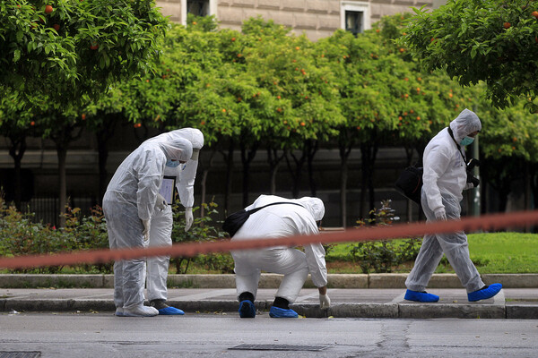 Eλεγχόμενες εκρήξεις για εξουδετέρωση βόμβας στο Υπουργείο Εργασίας