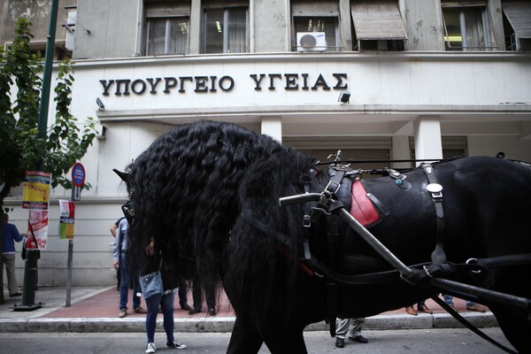 Με άλογα στο υπουργείο Υγείας η πορεία των γιατρών και των εργαζομένων του ΕΣΥ