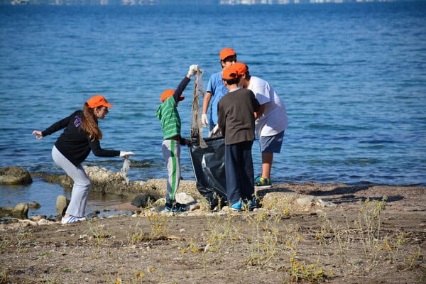 Γεμάτες σκουπίδια, πλαστικά κι αποτσίγαρα οι παραλίες, τα ποτάμια, τα δάση και τα πάρκα της Ελλάδας