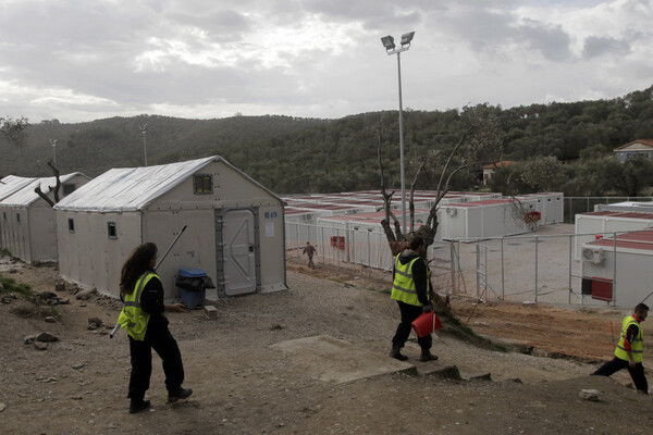 De Standaard: Το Βέλγιο αποσύρει όλους τους εμπειρογνώμονες από τα ελληνικά νησιά