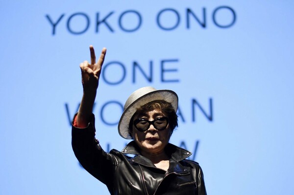 Η Yoko Ono καλεί τις γυναίκες όλου του κόσμου να μοιραστούν τα τραύματα και το βλέμμα τους