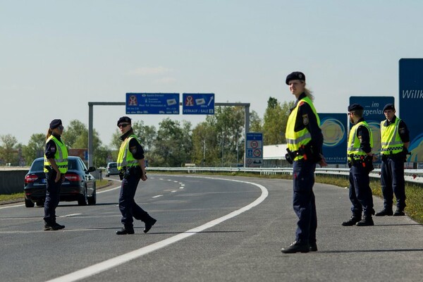 Τετραπλάσιους μετανάστες διώχνουν πλέον οι αυστριακές αρχές στα σύνορα με την Ιταλία