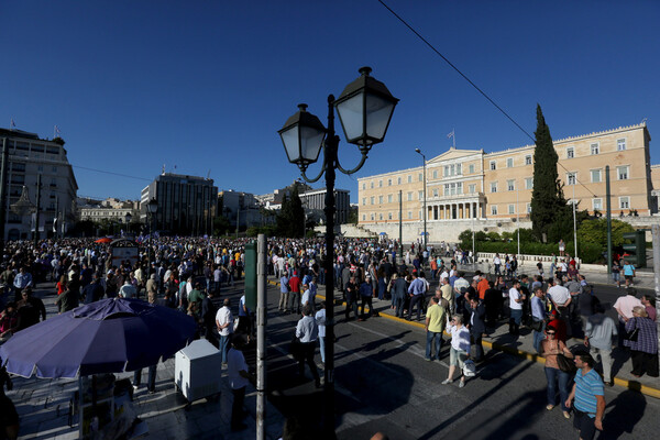 Σε εξέλιξη η συγκέντρωση των "Παραιτηθείτε" στο Σύνταγμα