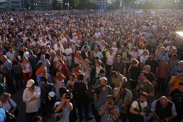 Σε εξέλιξη η συγκέντρωση των "Παραιτηθείτε" στο Σύνταγμα