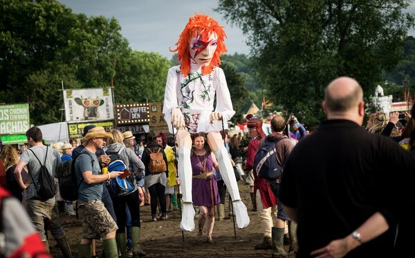 Glastonbury 2016 - Χύμα στη λάσπη με γαλότσες και βρώμικα σταράκια