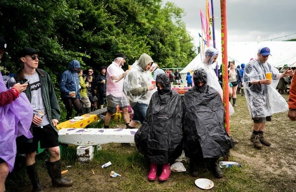 Glastonbury 2016 - Χύμα στη λάσπη με γαλότσες και βρώμικα σταράκια