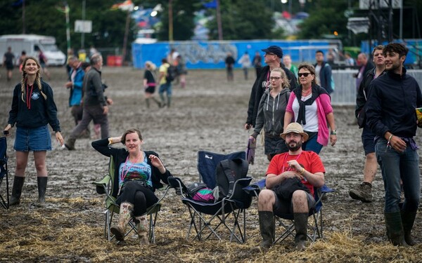 Glastonbury 2016 - Χύμα στη λάσπη με γαλότσες και βρώμικα σταράκια