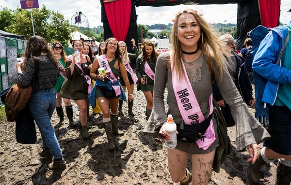 Glastonbury 2016 - Χύμα στη λάσπη με γαλότσες και βρώμικα σταράκια