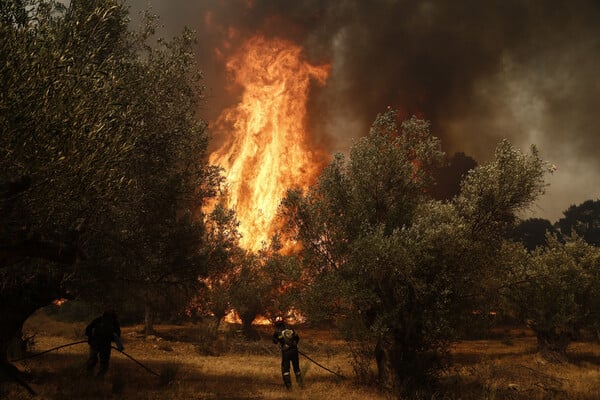 Μαίνεται η τεράστια πυρκαγιά στα Δερβενοχώρια- Δύο τα μέτωπα της φωτιάς