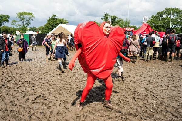 Glastonbury 2016 - Χύμα στη λάσπη με γαλότσες και βρώμικα σταράκια