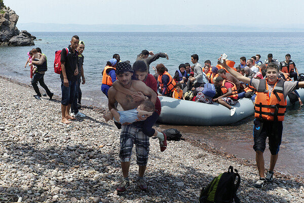 Λέσβος: Συγκλονιστικές εικόνες με πρόσφυγα που έφτασε στο νησί κουβαλώντας στους ώμους την τυφλή γυναίκα του και στα χέρια το παιδί τους