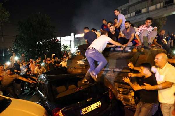 Το τέλος του ολιγόωρου πραξικοπήματος στην Τουρκία - Πρακτορείο Ανατολή: Toυλάχιστον 90 οι νεκροί