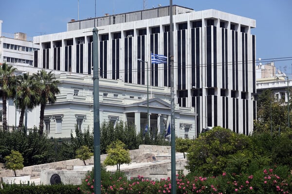 Το ΥΠΕΞ παίρνει πίσω χρηματοδοτήσεις από ΜΚΟ για προγράμματα που δεν υλοποίησαν