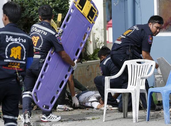 Μπαράζ βομβιστικών επιθέσεων σε τουριστικά θέρετρα της Ταϊλάνδης - Τέσσερις νεκροί και δεκάδες τραυματίες