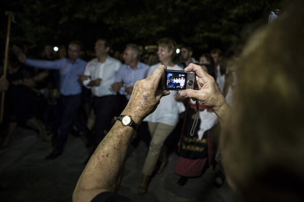 Ο Τσίπρας χορεύει παραδοσιακούς χορούς σε πανηγύρι στο Αθαμάνιο Άρτας